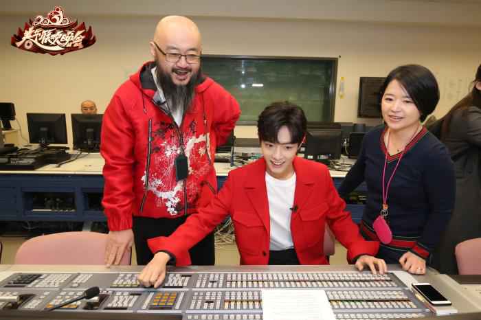 肖战(中) 2020北京台春晚看点揭晓 肖战、杨紫担任代言人