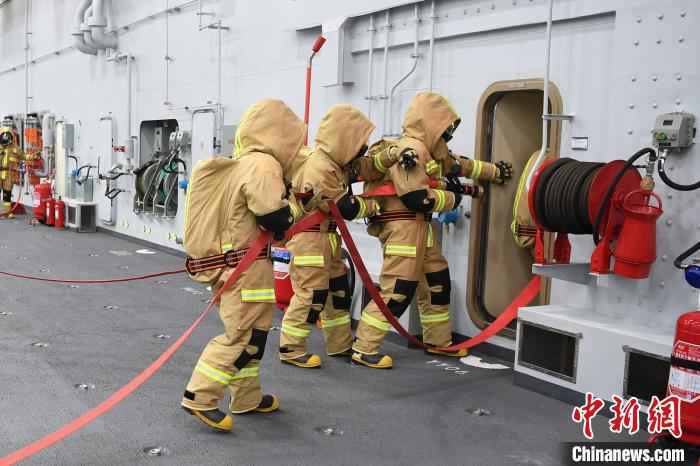 山东舰机电部门官兵组织损管训练。 李达 摄 海军山东舰严格质量标准 扎实抓好正常训练试验