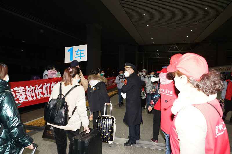 合肥首趟复工专列抵达高铁南站 共598人顺利返岗