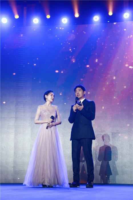 郭晓东、程莉莎作为中国扶贫故事温暖讲述计划“幸福小康”讲述人代表在峰会现场进行宣讲 郭晓东程莉莎聂远等讲述公益故事 呼吁传递正能