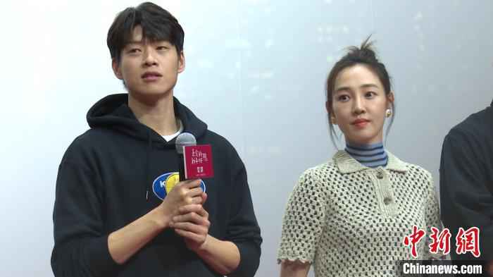 影片男主角魏大勋(图左)和女主角白百何。 康玉湛 摄 白百何谈《亲爱的新年好》:白树瑾的“坚强”