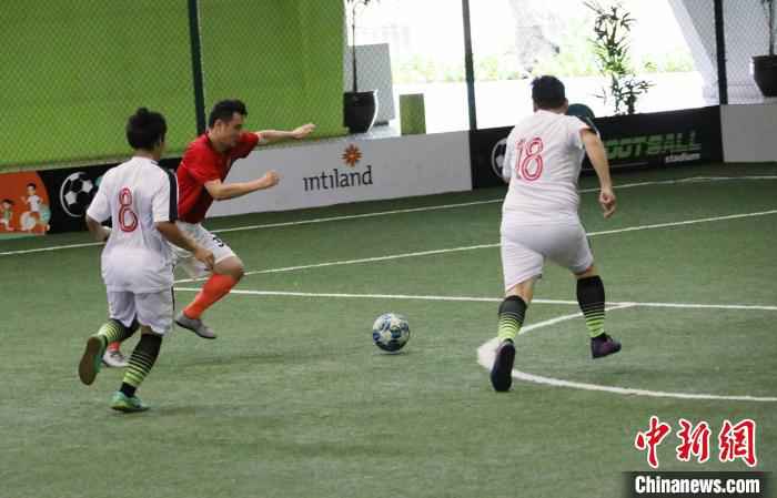 图为比赛场景。 林永传 摄 首届中印尼足球争霸赛体现两国民间足球友谊(