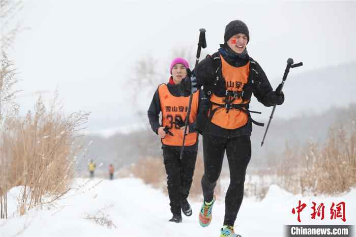 中外选手挑战雪山穿越 周芳媛 摄 32个国家和地区选手集聚黑龙江挑战雪山穿越大赛