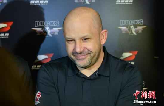 资料图:首钢男篮主帅雅尼斯。 中新社记者 张兴龙 摄 体坛观察丨林书豪“失位”了?从首钢男篮换人