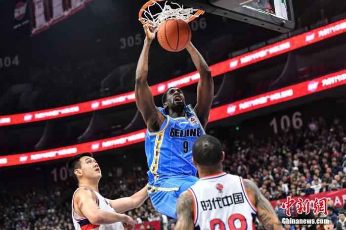 资料图:尤度已成首钢内线唯一战将。 中新社记者 陈骥旻 摄 体坛观察丨林书豪“失位”了?从首钢男篮换人