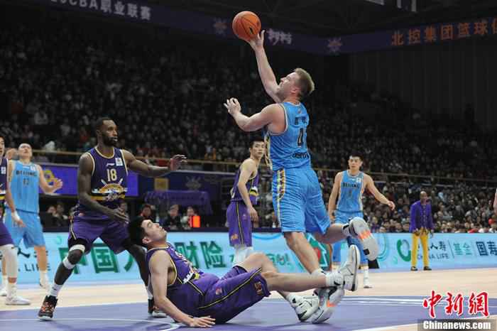 资料图:图为首钢外援汉密尔顿在比赛中投篮。中新网记者 李骏 摄 体坛观察丨林书豪“失位”了?从首钢男篮换人