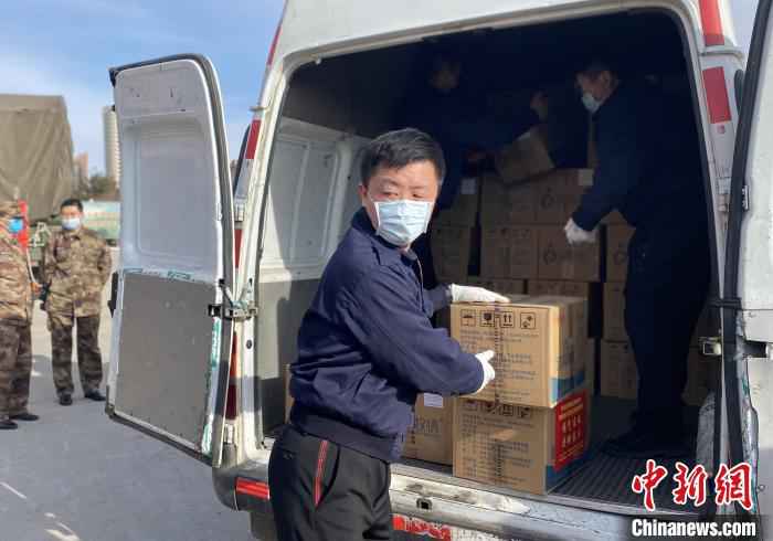 图为价值108万元支前抗疫物资今日启程。 张玮 摄 呼和浩特军地携手为湖北一线医护人员捐赠108万