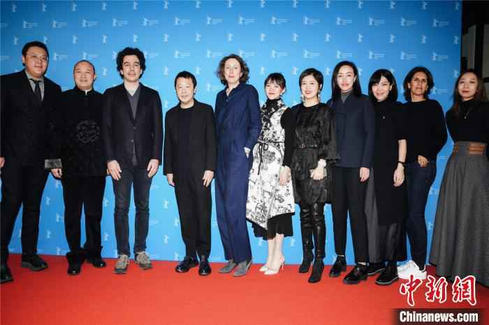 电影《一直游到海水变蓝》主创。 片方提供 摄 中国导演贾樟柯携新片《一直游到海水变蓝》柏