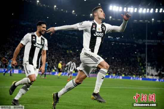 资料图:C罗(右)在比赛中。 C罗谈退役:会根据身体情况决定 未来想参演电影