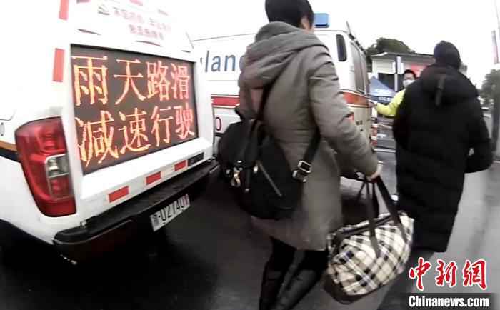 返乡途中突发疾病 浙江高速交警争分夺秒“逆行