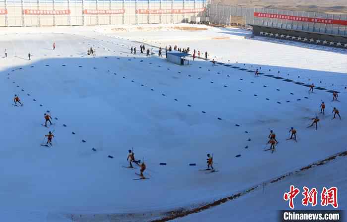 图为滑雪场。 钟欣 摄 甘肃白银国家雪上项目训练基地挂牌 民众参与促