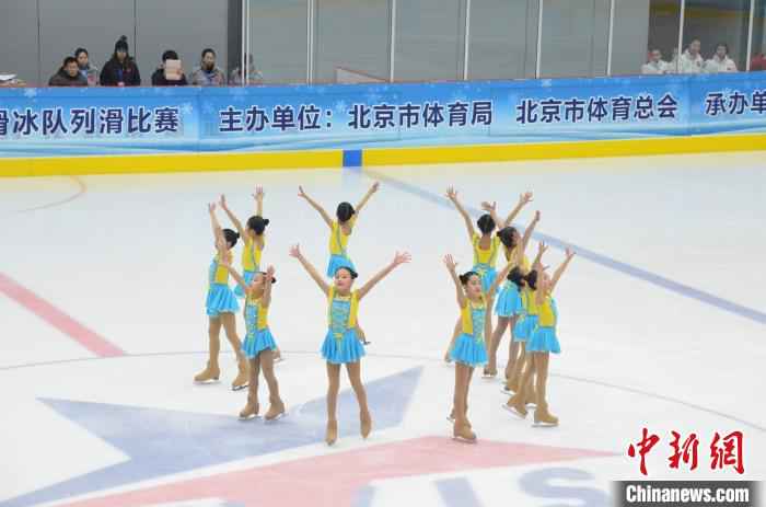 小选手们在比赛中 赛事提供 摄 大众冰雪北京公开赛首次举行花滑队列滑比赛