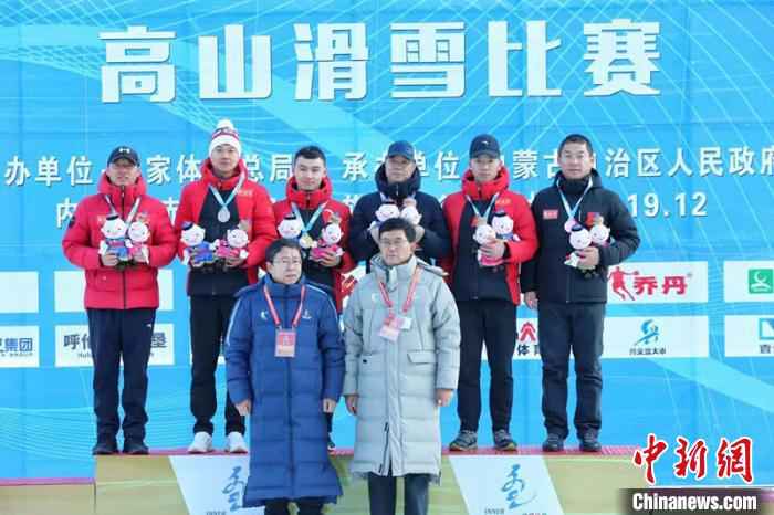 男子大回转颁奖仪式 黑龙江省体育局提供 摄 黑龙江包揽“十四冬”高山滑雪女子大回转前三