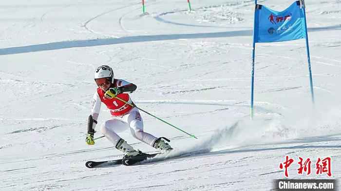 孔凡影在女子大回转比赛中 黑龙江省体育局提供 摄 黑龙江包揽“十四冬”高山滑雪女子大回转前三