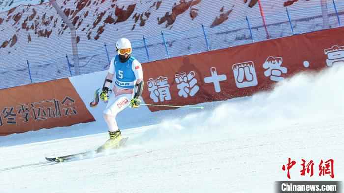 丛亮在男子大回转比赛中 黑龙江省体育局提供 摄 黑龙江包揽“十四冬”高山滑雪女子大回转前三