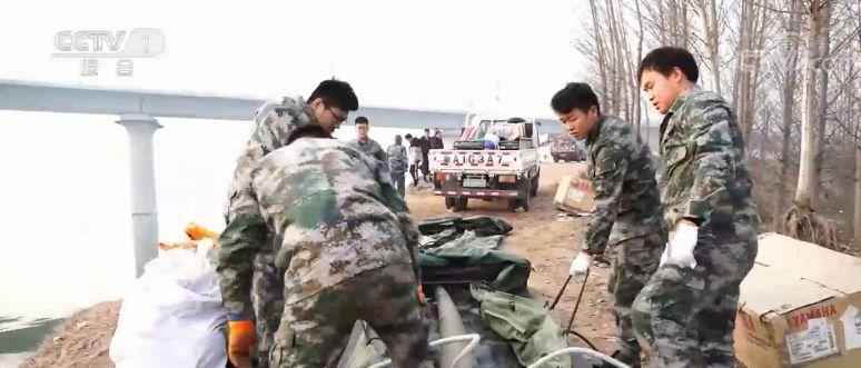 铁路“蛙人”:水下守护回家路