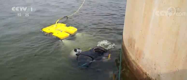 铁路“蛙人”:水下守护回家路