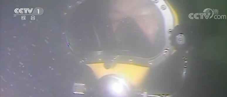 铁路“蛙人”:水下守护回家路