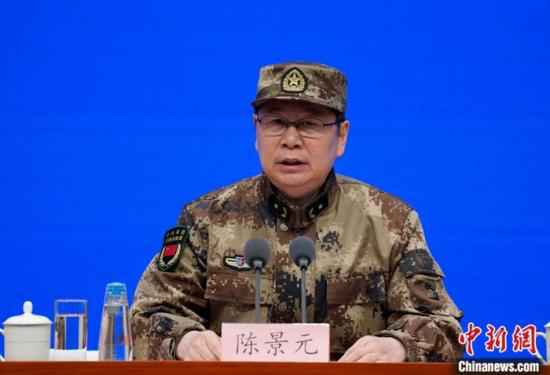 3月2日,国务院联防联控机制在北京举行新闻发布会,中央军委后勤保障部卫生局局长陈景元介绍,从1月24日开始,军队派出3批共4000多名医护人员驰援武汉,目前保持“零感染”。中新社记者 杨可佳 摄 军队派出逾4000名医护人员驰援武汉目前“零感染