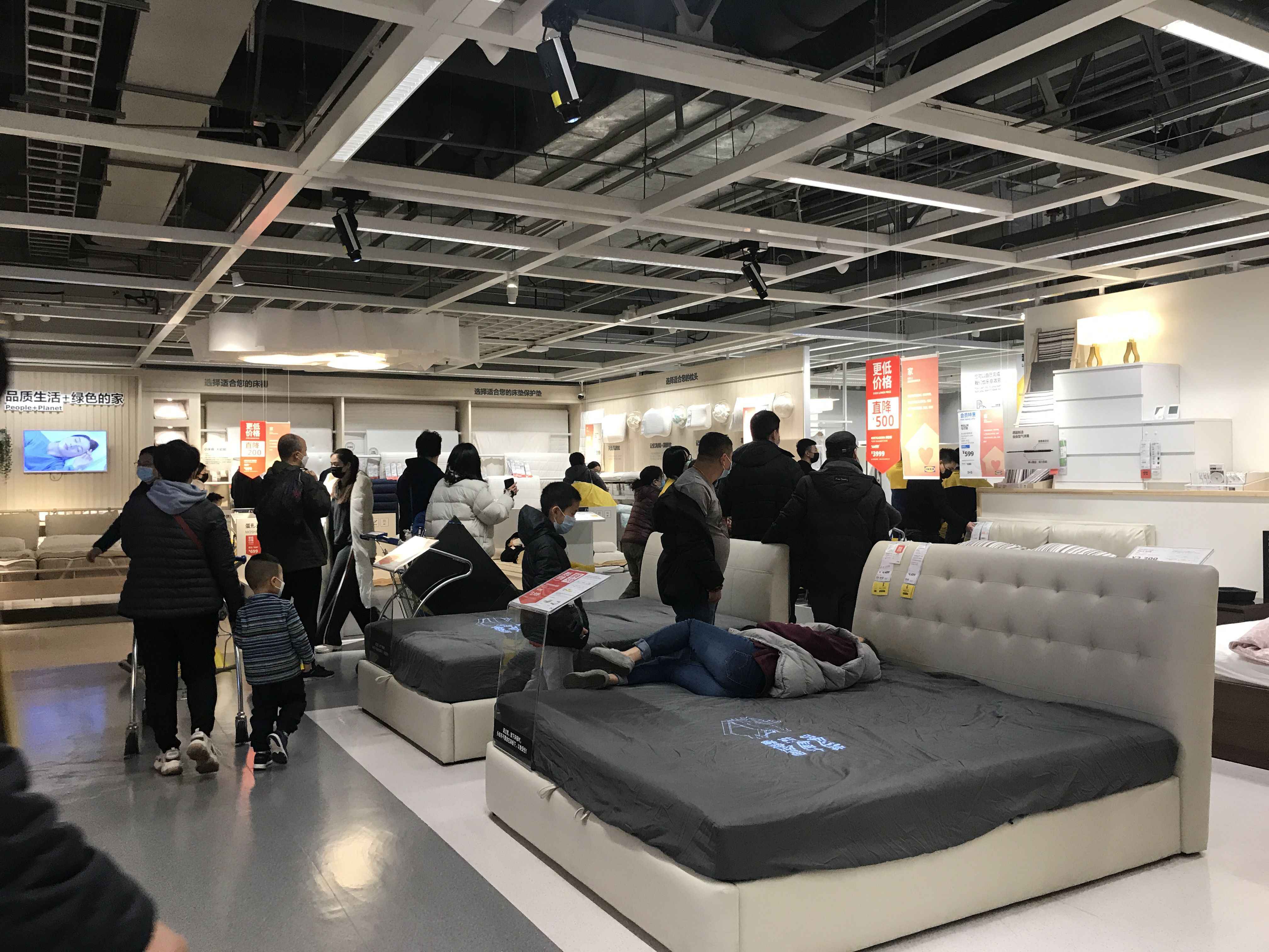 宜家复工客流量大超预期：家具区人挨人大家忙