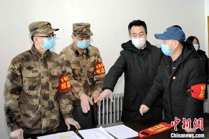 长春市退役军人在一线志愿服务 赵立志 摄 长春退役军人筑牢抗疫防线:疫情不散 我们不退