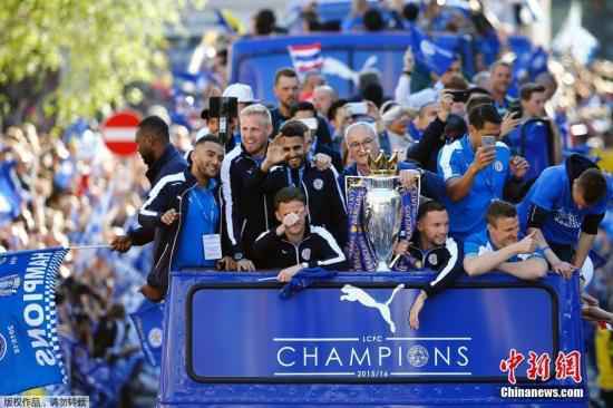 资料图:2016年5月16日,英超新科冠军莱斯特城在莱斯特市进行夺冠庆祝游行。蓝色大巴车载着全体球队成员行驶在马路上,球迷涌上街头分享胜利的喜悦。 英超半程总结:红军独占鳌头 四强格局扑朔迷离