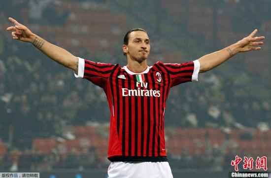 资料图:图为效力AC米兰队时期的伊布拉希莫维奇破门后庆祝。 38岁伊布加盟AC米兰:时隔7年重回意甲