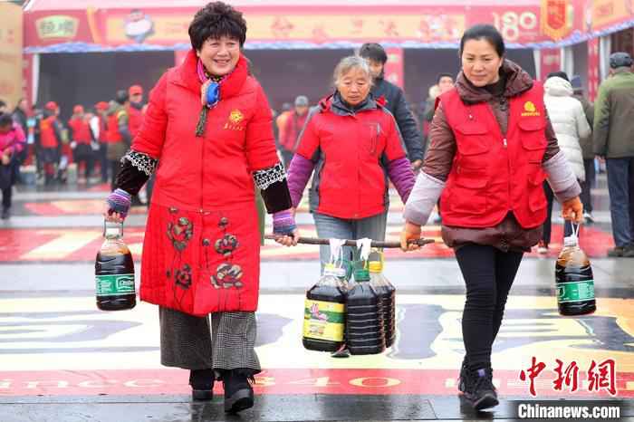 打酱油过大年咯。 泱波 摄 江苏镇江万人“打酱油”品独特年味