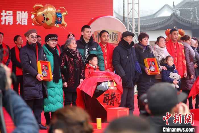 四位酿造大师上台首发“恒顺大师生肖醋”并赠送给小康家庭。 泱波 摄 江苏镇江万人“打酱油”品独特年味