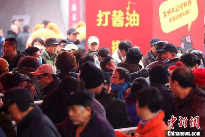 民众排队打酱油。 泱波 摄 江苏镇江万人“打酱油”品独特年味