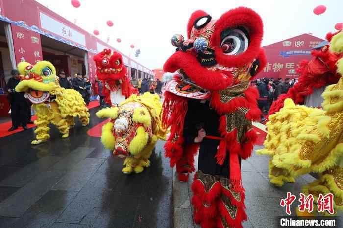 现场民俗表演轮番登场。 泱波 摄 江苏镇江万人“打酱油”品独特年味
