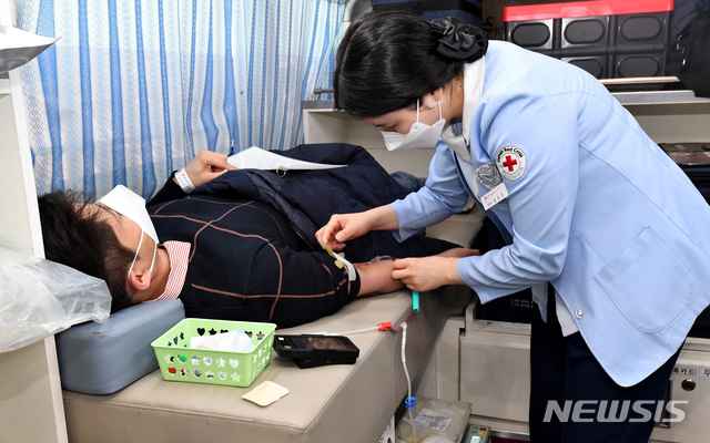 韩国一机构献血送口罩：民众抢着参加 人数增