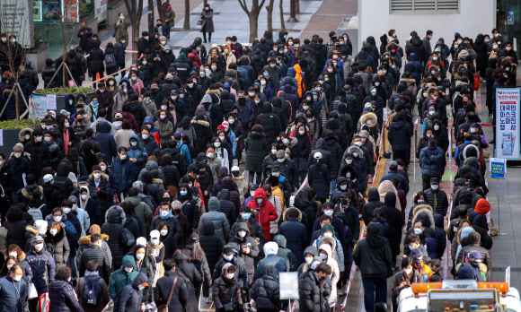 韩国一机构献血送口罩：民众抢着参加 人数增