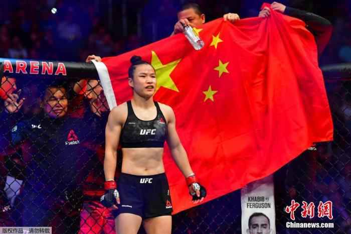 中国首位UFC冠军张伟丽卫冕金腰带 刷新中国格斗