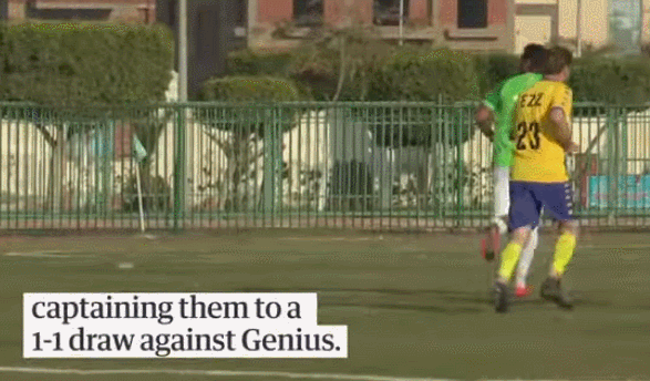 巴哈德在场上带球 75岁踢职业足球,他把人生活成了自己想要的样子