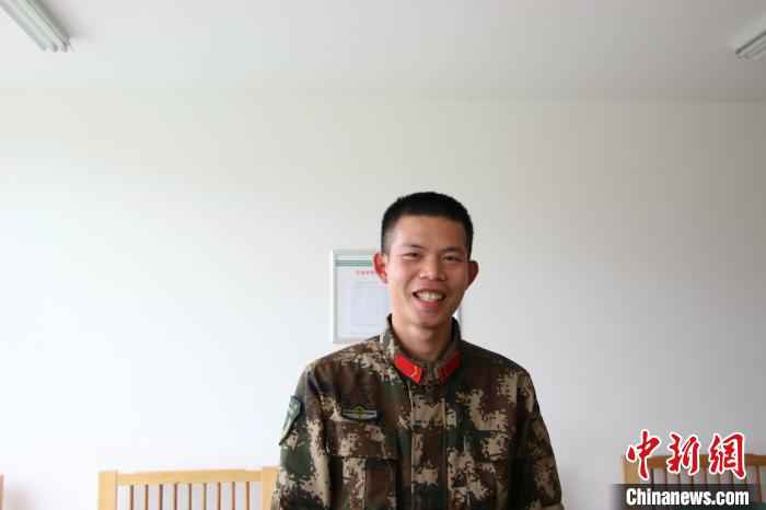 军营“许三多”成长记：114个单杠卷身上的大学