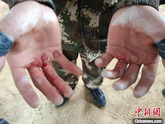 军营“许三多”成长记：114个单杠卷身上的大学