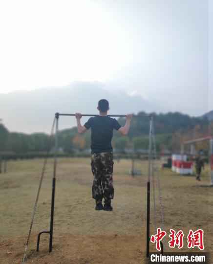 军营“许三多”成长记：114个单杠卷身上的大学