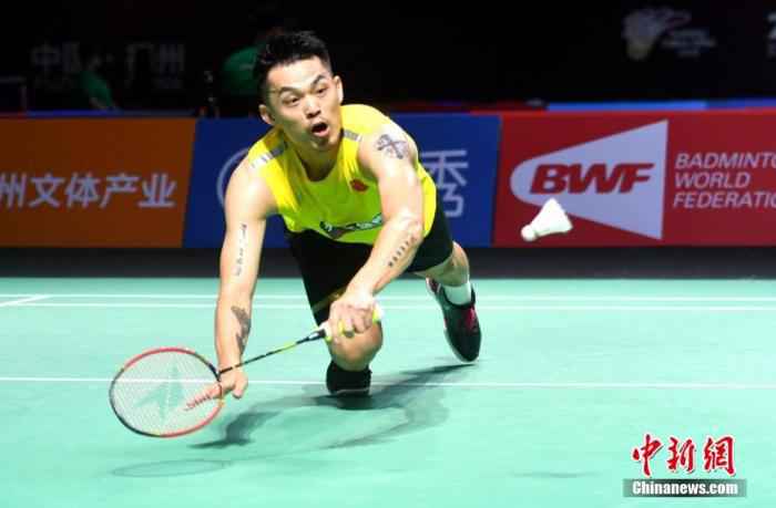 11月6日,林丹在比赛中。当日,在2019中国(福州)羽毛球公开赛男单首轮比赛中,中国选手林丹以1比2不敌队友谌龙,无缘下一轮。中新社记者 吕明 摄 国羽男单5人聚首全英赛,林丹迎来冲奥关键一役