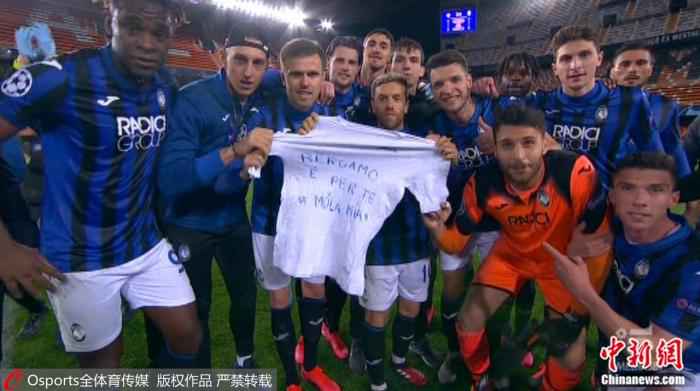 亚特兰大队员们庆祝胜利。 欧冠最老“大四喜”先生,与他被足球拯救的人