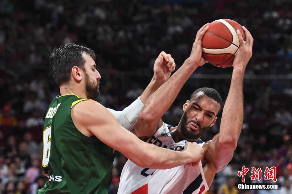 资料图:法国球员戈贝尔(右)在比赛中。中新社记者 崔楠 摄 NBA无限期停摆!疫情之下,国际体坛将何去何从