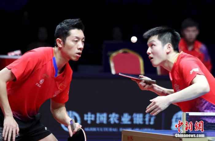 资料图:樊振东、许昕在比赛中。中新社记者 王中举 摄 国乒回国赴澳门备战 未来两个月将参加两项赛事