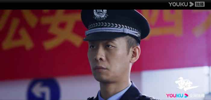 张译首演网剧细节走心 为演创伤刻意跛脚扶膝