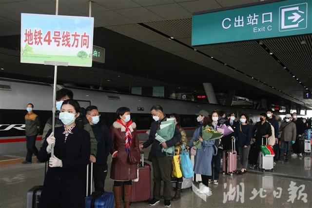 武汉恢复到站首日:260多趟列车停靠 6万多人"回