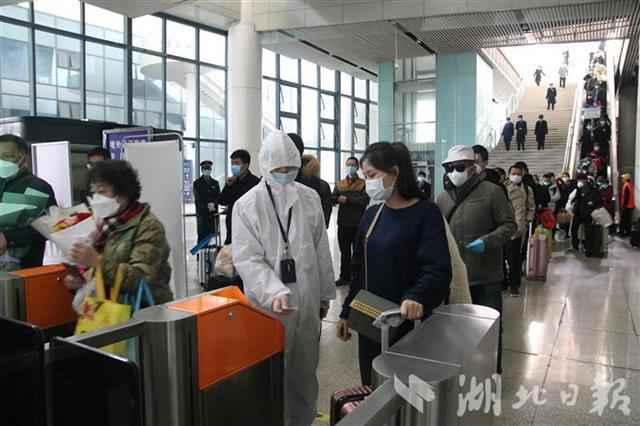 武汉恢复到站首日:260多趟列车停靠 6万多人"回