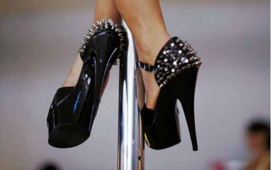 美媒曝光:加州脱衣舞俱乐部、枪支商店仍悄悄