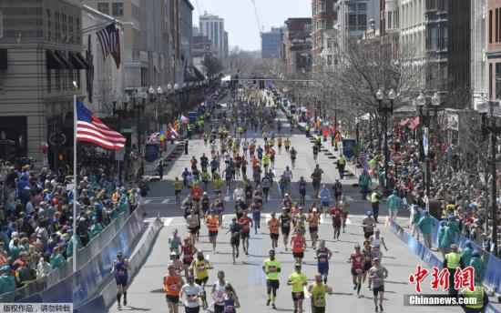 资料图:波士顿马拉松比赛现场。 124年首次!波士顿马拉松延期进行 具体方案仍在
