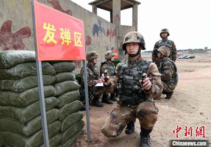 陆军第71集团军某合成旅组织手榴弹实投考核