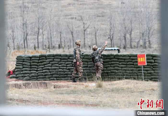 陆军第71集团军某合成旅组织手榴弹实投考核