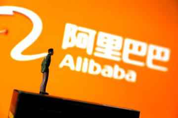 直播怼粉、助理翻车…走红太快的李佳琦站在火